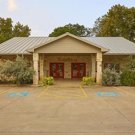 Fredericksburg Inn And Suites Exterior photo