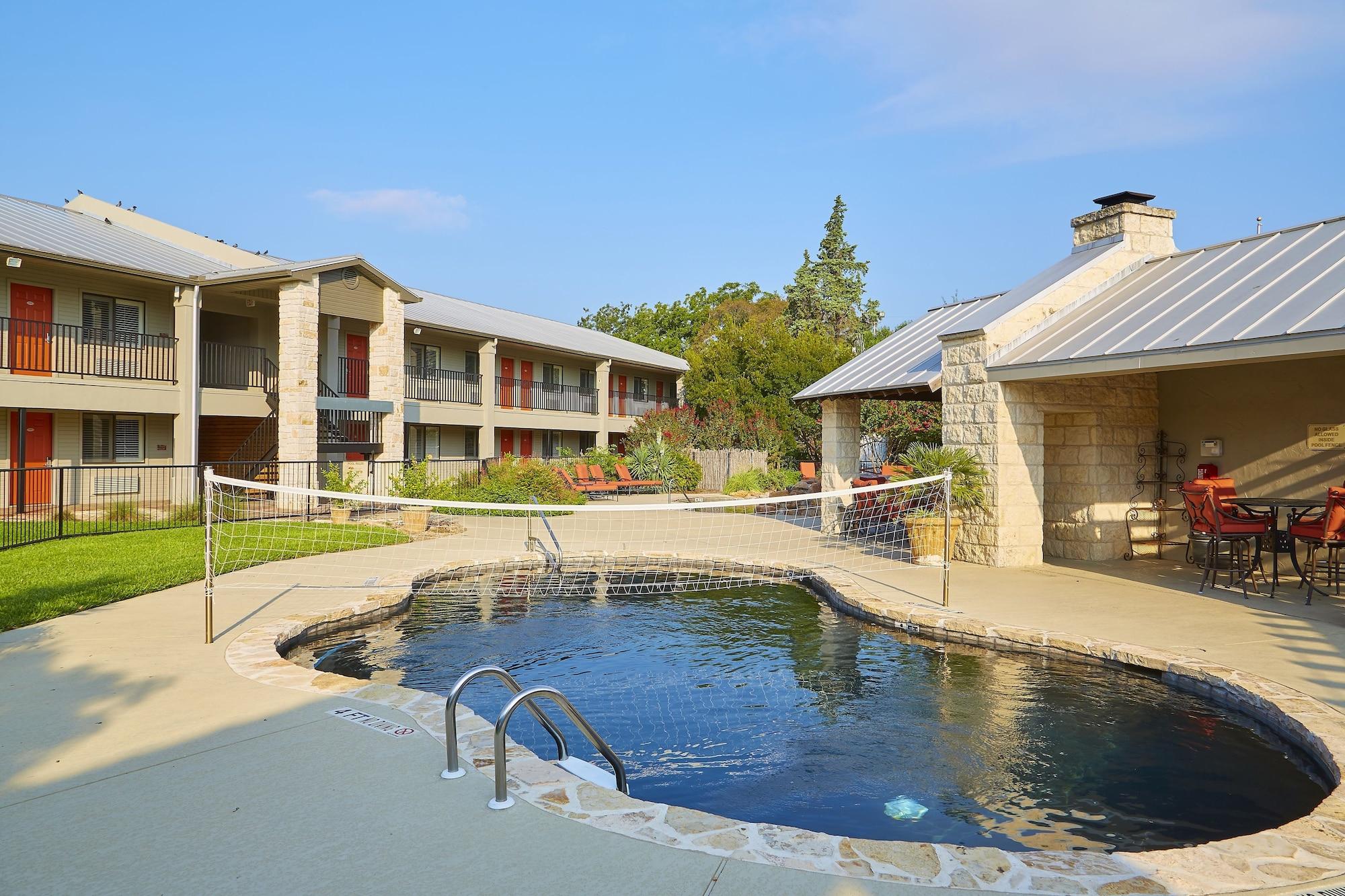 Fredericksburg Inn And Suites Exterior photo