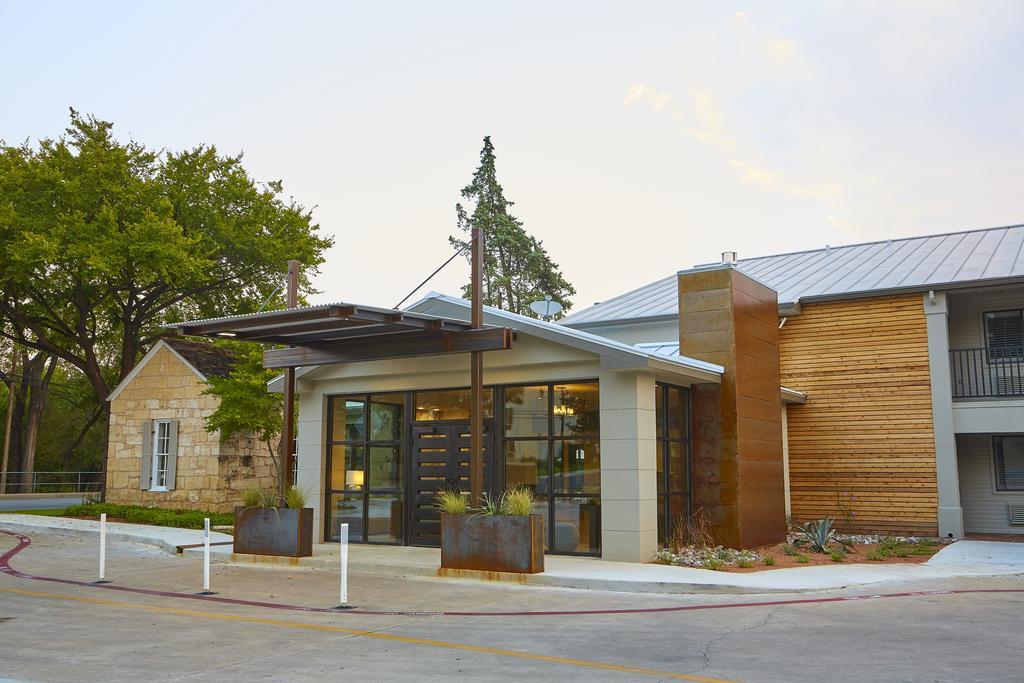 Fredericksburg Inn And Suites Exterior photo