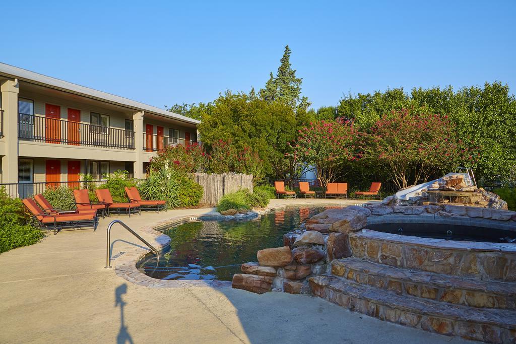 Fredericksburg Inn And Suites Exterior photo